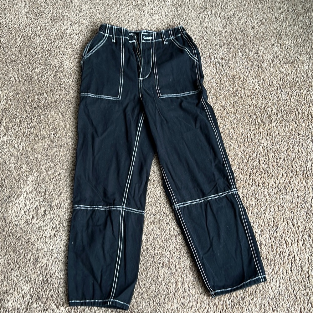 Super cute black pants!